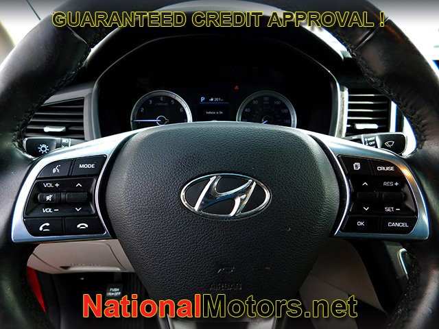 Hyundai Sonata Vehicle Full-screen Gallery Image 16