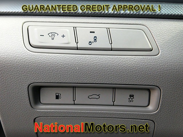 Hyundai Sonata Vehicle Full-screen Gallery Image 18