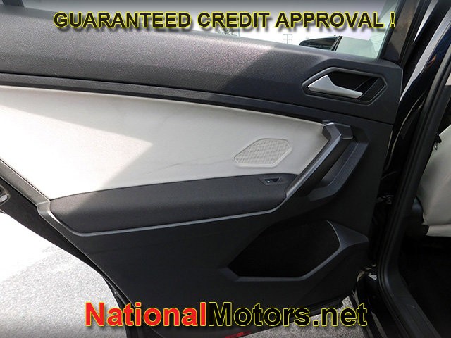 Volkswagen Tiguan Vehicle Full-screen Gallery Image 06