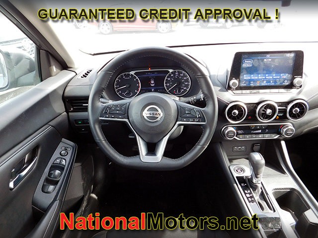 Nissan Sentra Vehicle Full-screen Gallery Image 09