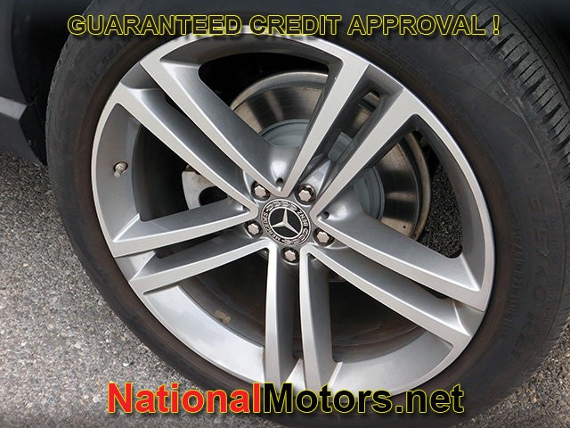 Mercedes-Benz GLE Vehicle Full-screen Gallery Image 10