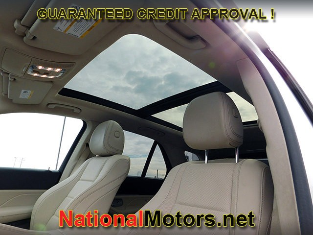 Mercedes-Benz GLE Vehicle Full-screen Gallery Image 18