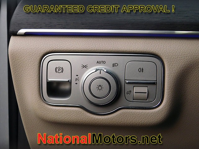 Mercedes-Benz GLE Vehicle Full-screen Gallery Image 25