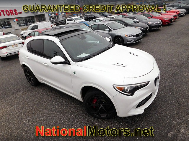 Alfa Romeo Stelvio Quadrifoglio Vehicle Full-screen Gallery Image 02