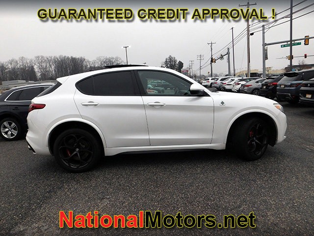 Alfa Romeo Stelvio Quadrifoglio Vehicle Full-screen Gallery Image 04