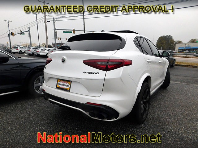 Alfa Romeo Stelvio Quadrifoglio Vehicle Full-screen Gallery Image 05