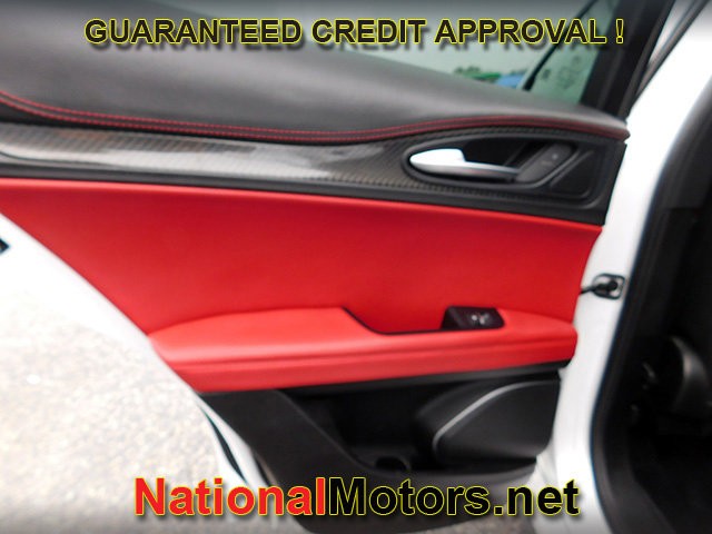 Alfa Romeo Stelvio Quadrifoglio Vehicle Full-screen Gallery Image 10