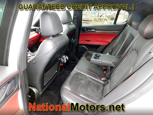 Alfa Romeo Stelvio Quadrifoglio Vehicle Full-screen Gallery Image 11