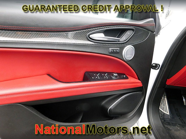 Alfa Romeo Stelvio Quadrifoglio Vehicle Full-screen Gallery Image 14