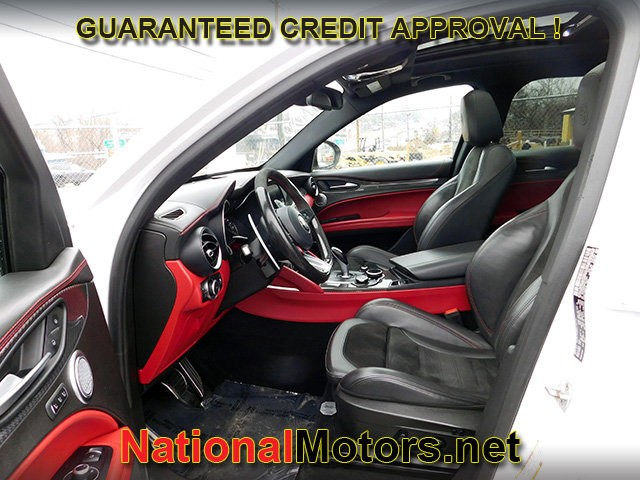 Alfa Romeo Stelvio Quadrifoglio Vehicle Full-screen Gallery Image 16