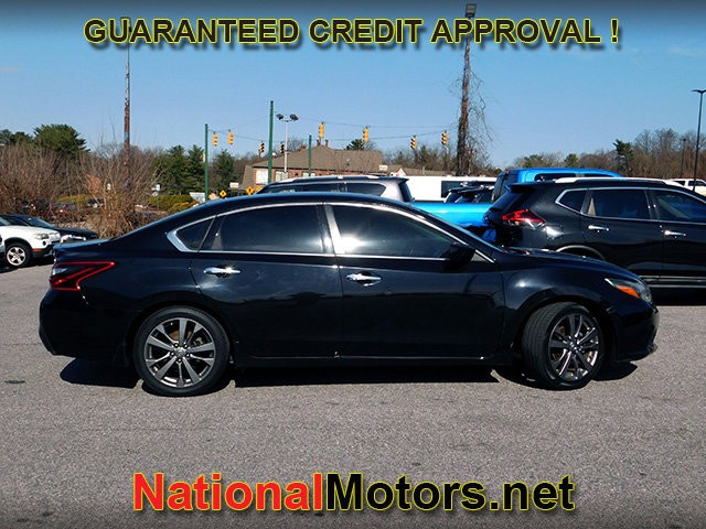 Nissan Altima Vehicle Full-screen Gallery Image 03