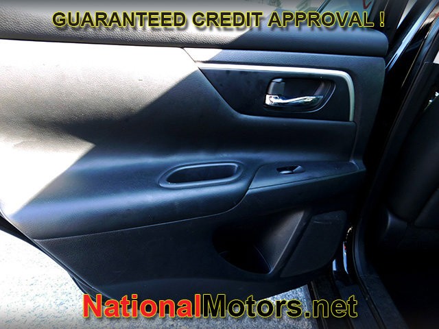 Nissan Altima Vehicle Full-screen Gallery Image 08