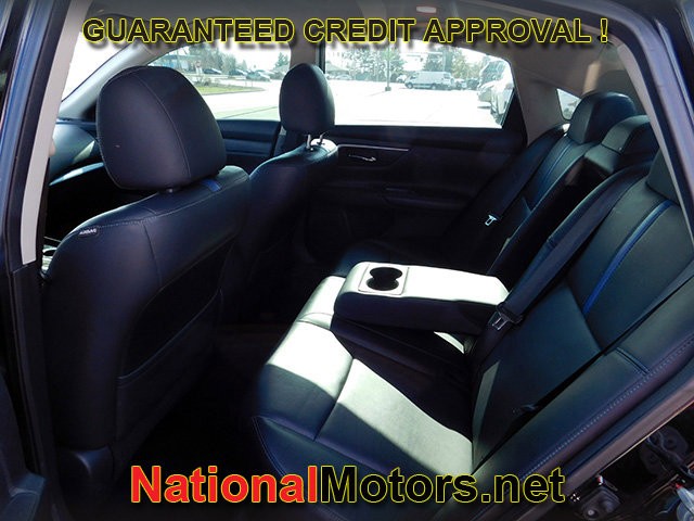 Nissan Altima Vehicle Full-screen Gallery Image 09