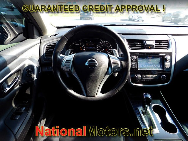 Nissan Altima Vehicle Full-screen Gallery Image 10