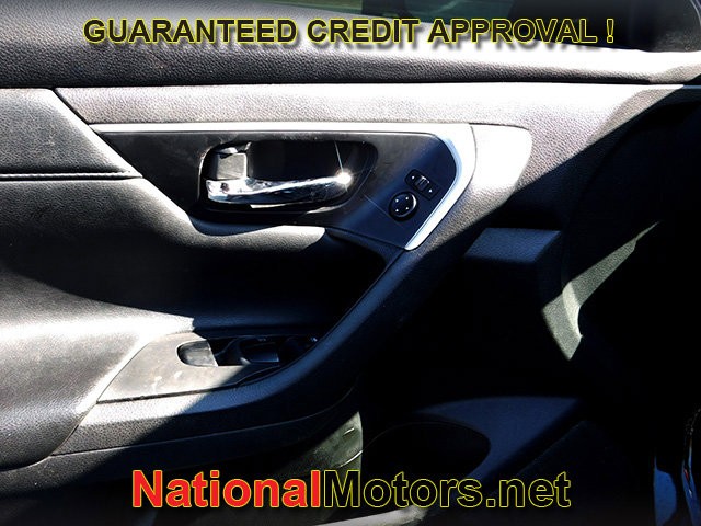 Nissan Altima Vehicle Full-screen Gallery Image 11
