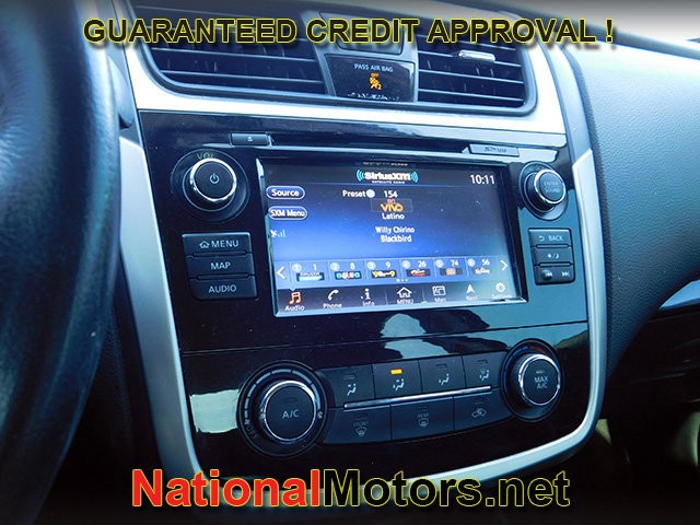 Nissan Altima Vehicle Full-screen Gallery Image 14