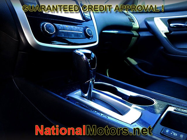 Nissan Altima Vehicle Full-screen Gallery Image 17