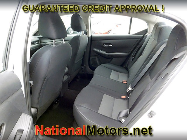 Nissan Sentra Vehicle Full-screen Gallery Image 09