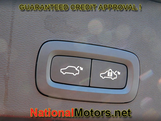 Volvo XC40 Vehicle Full-screen Gallery Image 06