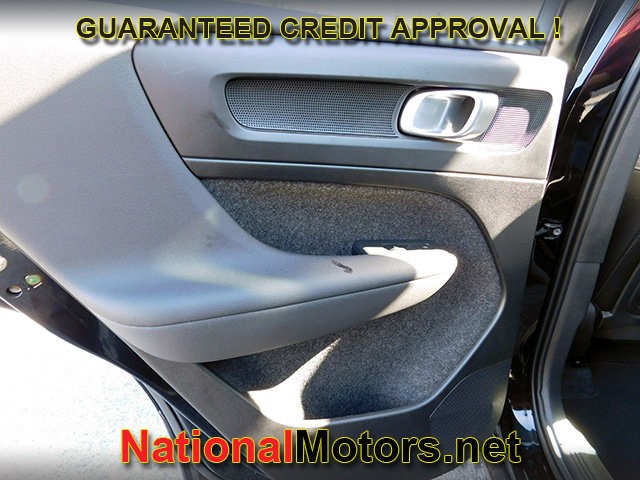 Volvo XC40 Vehicle Full-screen Gallery Image 08