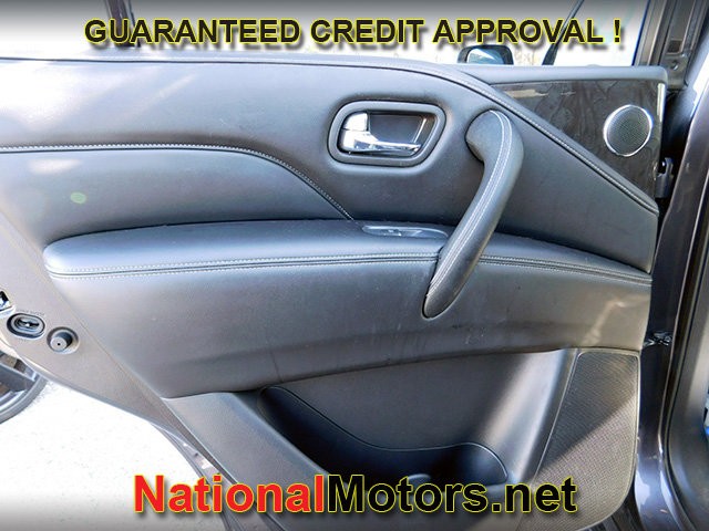 INFINITI QX80 Vehicle Full-screen Gallery Image 10