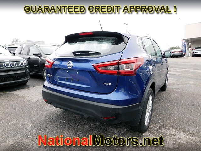 Nissan Rogue Sport Vehicle Full-screen Gallery Image 03