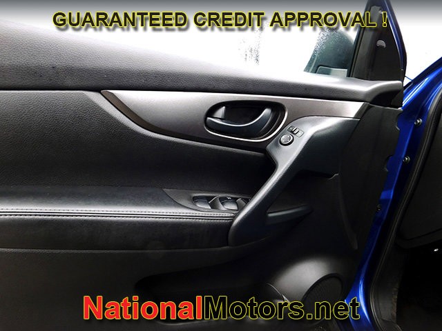 Nissan Rogue Sport Vehicle Full-screen Gallery Image 11