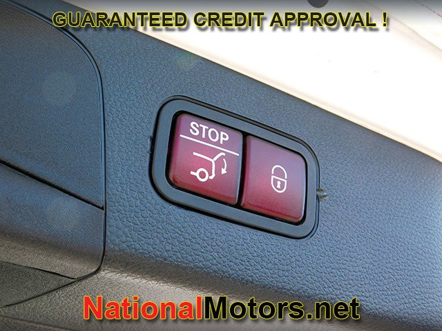 Mercedes-Benz GLC Vehicle Full-screen Gallery Image 08