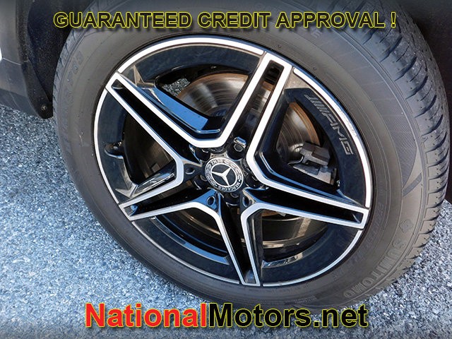 Mercedes-Benz GLC Vehicle Full-screen Gallery Image 09