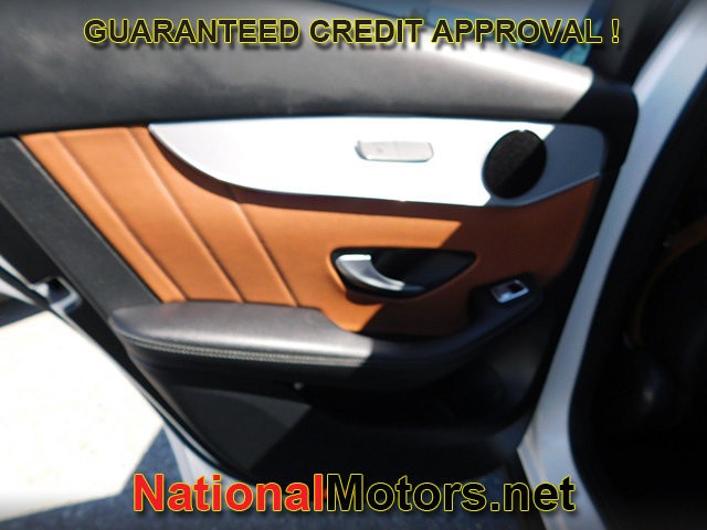 Mercedes-Benz GLC Vehicle Full-screen Gallery Image 10