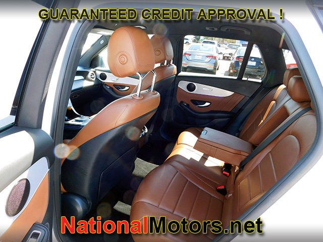 Mercedes-Benz GLC Vehicle Full-screen Gallery Image 11