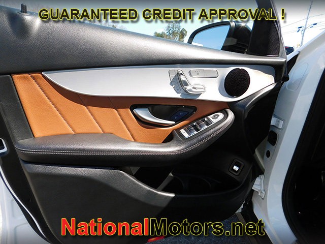 Mercedes-Benz GLC Vehicle Full-screen Gallery Image 14