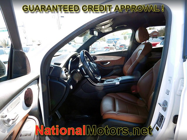 Mercedes-Benz GLC Vehicle Full-screen Gallery Image 16