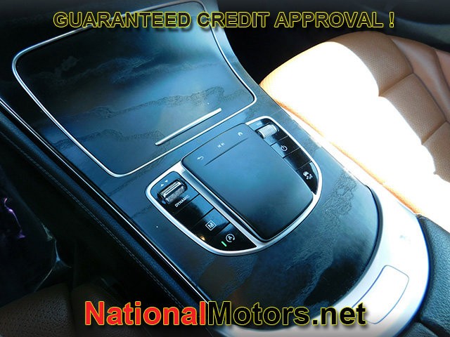 Mercedes-Benz GLC Vehicle Full-screen Gallery Image 20