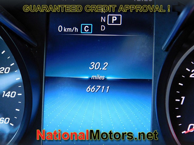 Mercedes-Benz GLC Vehicle Full-screen Gallery Image 23