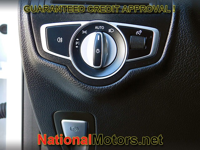 Mercedes-Benz GLC Vehicle Full-screen Gallery Image 24