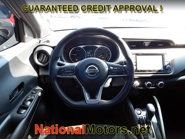 Nissan Kicks Vehicle Full-screen Gallery Image 09