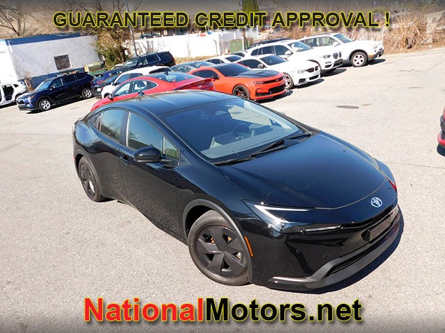 Toyota Prius Vehicle Full-screen Gallery Image 02