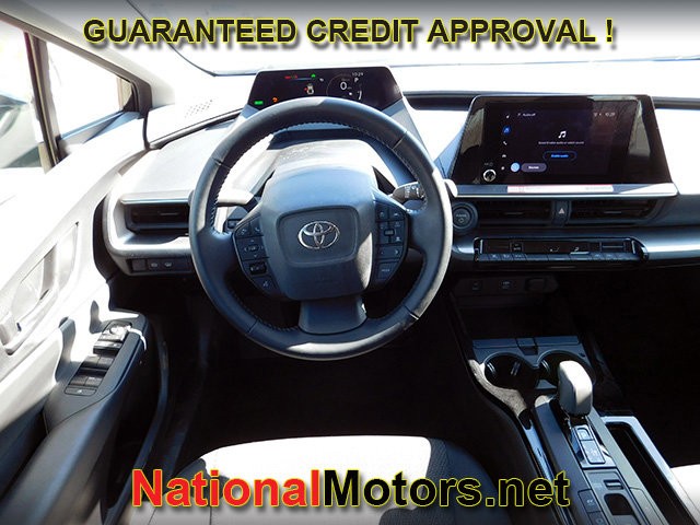 Toyota Prius Vehicle Full-screen Gallery Image 09