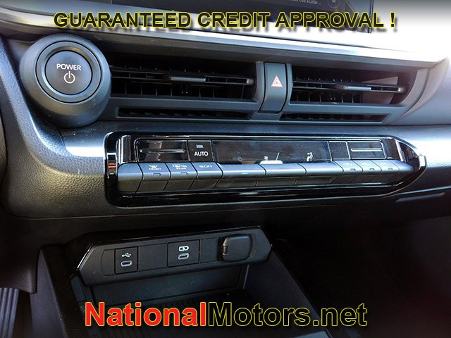 Toyota Prius Vehicle Full-screen Gallery Image 15