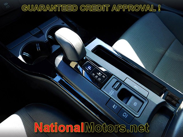 Toyota Prius Vehicle Full-screen Gallery Image 16