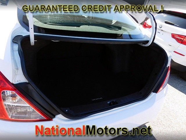 Nissan Versa Sedan Vehicle Full-screen Gallery Image 05