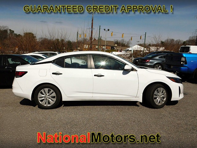 Nissan Sentra Vehicle Full-screen Gallery Image 03