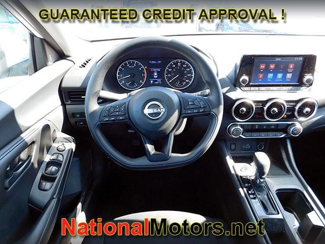 Nissan Sentra Vehicle Full-screen Gallery Image 09