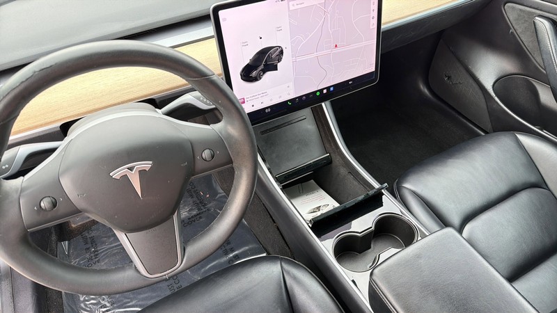 Tesla Model 3 Vehicle Full-screen Gallery Image 17