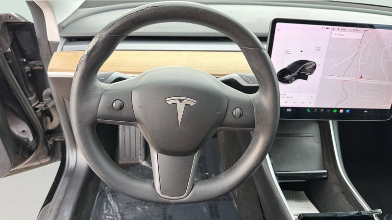 Tesla Model 3 Vehicle Full-screen Gallery Image 19