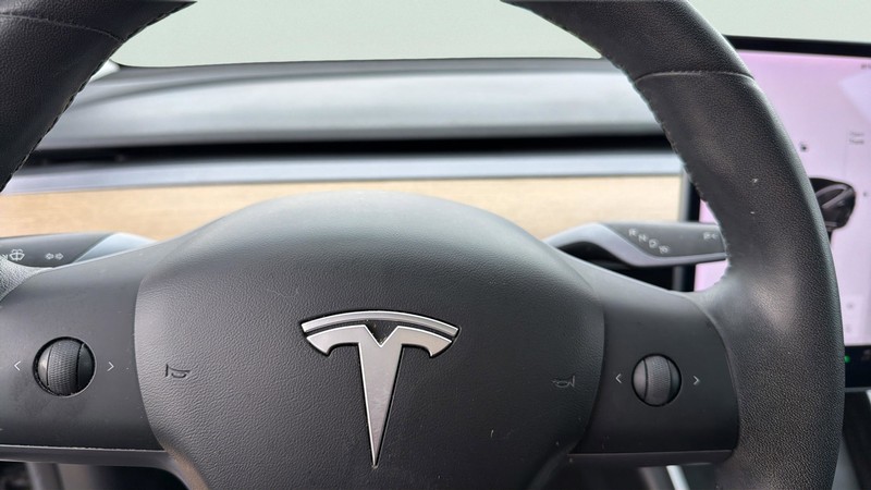 Tesla Model 3 Vehicle Full-screen Gallery Image 20
