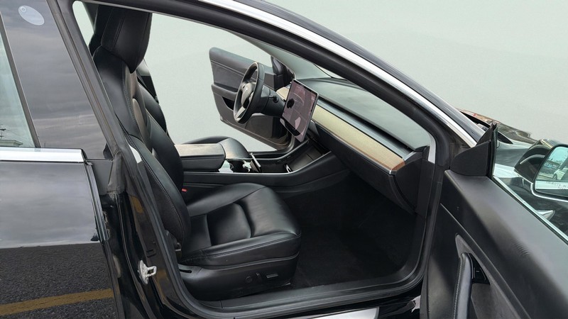 Tesla Model 3 Vehicle Full-screen Gallery Image 21