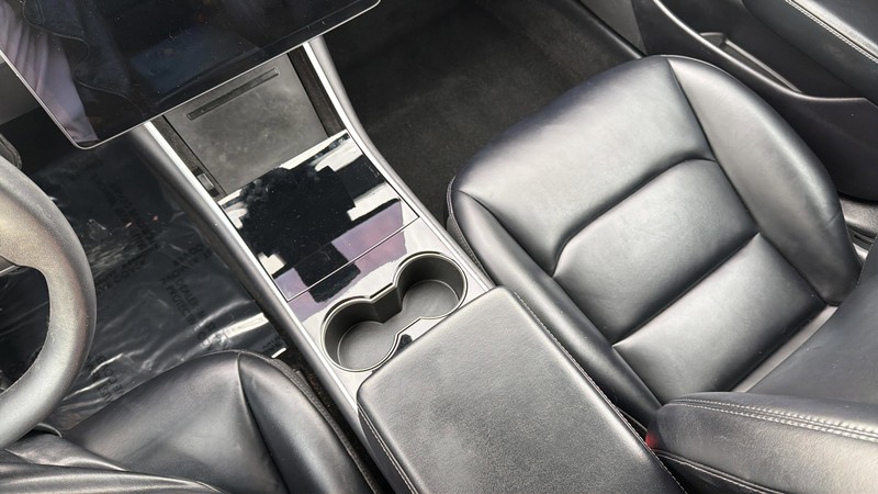 Tesla Model 3 Vehicle Full-screen Gallery Image 28