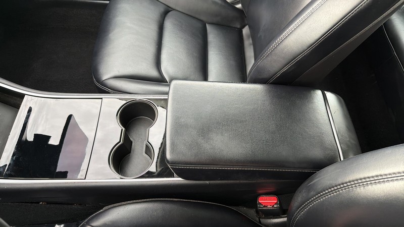 Tesla Model 3 Vehicle Full-screen Gallery Image 29